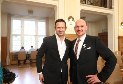 Ministerpräsident Armin Laschet zeichnet 19 Bürgerinnen und Bürger mit dem Landesverdienstorden aus