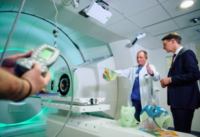 Ministerpräsident Wüst informiert sich im Protonentherapiezentrum WPE in Essen über die Behandlung von Krebserkrankungen