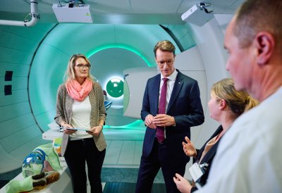 Ministerpräsident Wüst informiert sich im Protonentherapiezentrum WPE in Essen über die Behandlung von Krebserkrankungen
