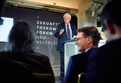 Ein Mann hält eine Rede