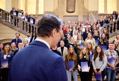 Ministerpräsident Wüst und Schulministerin Feller begrüßen in Düsseldorf mehr als 100 neue Lehramtsanwärterinnen und Lehramtsanwärter