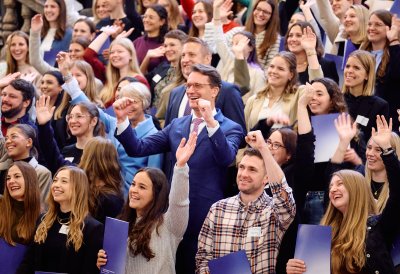 Ministerpräsident Wüst und Schulministerin Feller begrüßen in Düsseldorf mehr als 100 neue Lehramtsanwärterinnen und Lehramtsanwärter