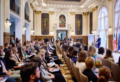 Ministerpräsident Wüst und Schulministerin Feller begrüßen in Düsseldorf mehr als 100 neue Lehramtsanwärterinnen und Lehramtsanwärter