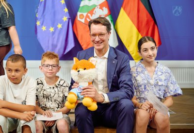 Kinder-Pressekonferenz: Gruppenfoto auf der Bühne