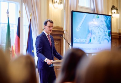 Ministerpräsident Wüst und Schulministerin Feller begrüßen in Düsseldorf mehr als 100 neue Lehramtsanwärterinnen und Lehramtsanwärter