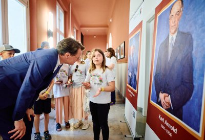 Rundgang in der Staatskanzlei: Ein Mädchen stellt vor der Ahnengalerie eine Frage