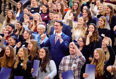 Ministerpräsident Wüst und Schulministerin Feller begrüßen in Düsseldorf mehr als 100 neue Lehramtsanwärterinnen und Lehramtsanwärter