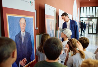 Rundgang in der Staatskanzlei: Kinder stehen vor der Ahnengalerie