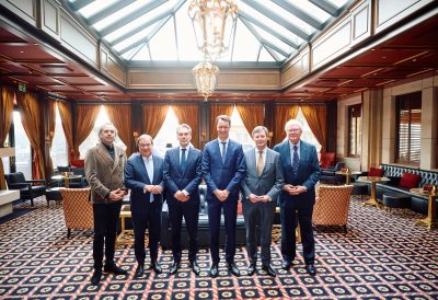 Eine Gruppe von Männern posiert für ein Gruppenfoto