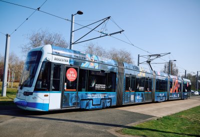 Außenansicht der gestalteten Straßenbahn
