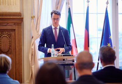 Ministerpräsident Wüst und Schulministerin Feller begrüßen in Düsseldorf mehr als 100 neue Lehramtsanwärterinnen und Lehramtsanwärter