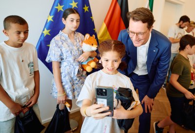 Rundgang in der Staatskanzlei: Ein Mädchen macht ein Selfie mit dem Ministerpräsidenten