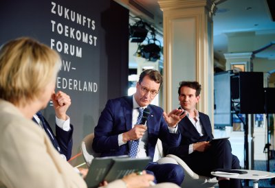 Ministerpräsident Wüst spricht auf der Podiumsdiskussion