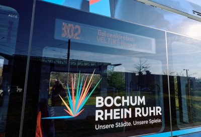 Detailansicht der gestalteten Straßenbahn mit dem Schriftzug "Bochum Rhein Ruhr"