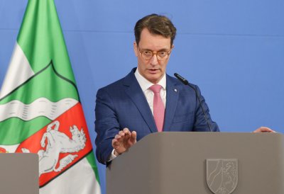 Ministerpräsident Hendrik Wüst beantwortet Fragen am Rednerpult