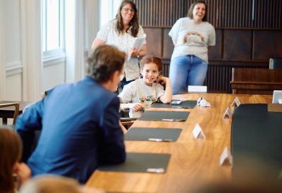 Ein Kind stellt im Kabinettsaal eine Frage