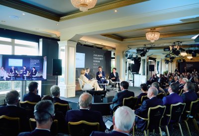 Teilnehmer sprechen auf der Podisumsdiskussion