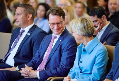 Ministerpräsident Wüst und Schulministerin Feller begrüßen in Düsseldorf mehr als 100 neue Lehramtsanwärterinnen und Lehramtsanwärter