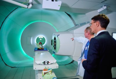 Ministerpräsident Wüst informiert sich im Protonentherapiezentrum WPE in Essen über die Behandlung von Krebserkrankungen