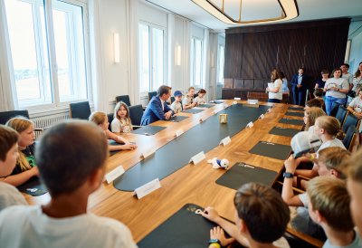 Kinder sitzen im Kabinettsaal 