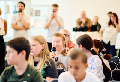 Kinder-Pressekonferenz: Ein Kind stellt eine Frage