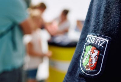 Ein Ärmel mit dem Emblem der Justiz NRW