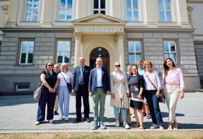 Bürger machen ein Gruppenfoto mit dem Justizminister vor dem Ministerium