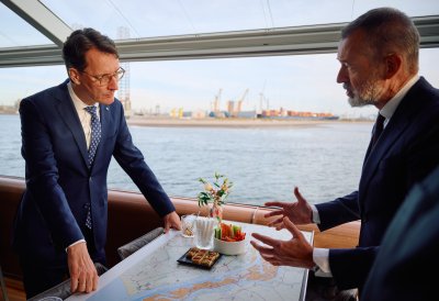 MP Wüst in formiert sich über den Hafen im Gespräch