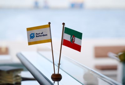 Die Flaggen vom Rotterdamer Hafen und NRW
