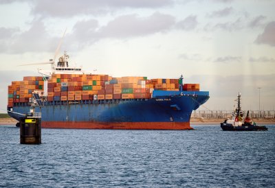 Ein großes Containerschiff im Hafen