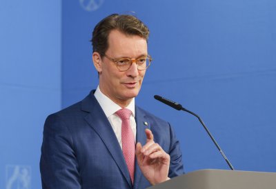 Ministerpräsident Hendrik Wüst beantwortet Fragen am Rednerpult