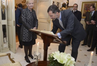 S. M. König Felipe VI von Spanien beim Eintrag in das Gästebuch des Anwesens von Liz Mohn anlässlich eines Mittagessens mit dem Deutsch-Spanischen Unternehmerrat.