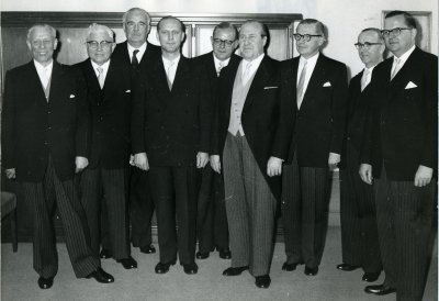 Das Bild zeigt das 1. Kabinett von Ministerpräsident Meyers.