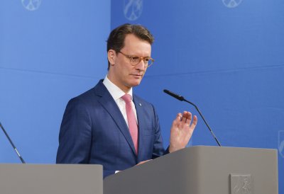 Ministerpräsident Hendrik Wüst beantwortet Fragen am Rednerpult