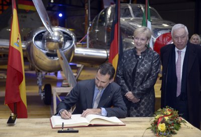 S. M. König Felipe VI von Spanien beim Eintrag in das Gästebuch der Landesregierung. Rechts im Bild: S.E. Herr José Manuel García Margallo y Marfil, Minister für Auswärtige Angelegenheiten und Zusammenarbeit.
