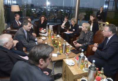 S. M. König Felipe VI von Spanien im Gespräch mit Ministerpräsidentin Hannelore Kraft am Flughafen Paderborn.