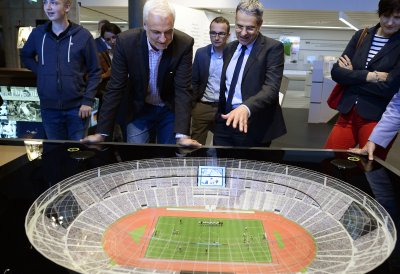 Minister Duin betrachtet eine Stadion-Miniatur