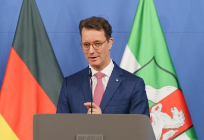 Ministerpräsident Hendrik Wüst beantwortet Fragen am Rednerpult