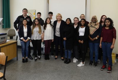 Gruppenfoto mit Schülerinnen, Schülern und Lehrer