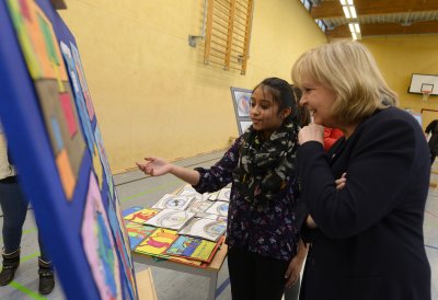 Ministerpräsidentin Hannelore Kraft sieht sich mit einer Schülerin ein Flipchart mit erarbeiteten Themenbildern an