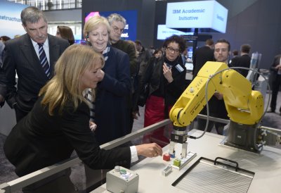 Ministerpräsidentin Hannelore Kraft informiert am Stand von IBM auf der CeBIT 2015