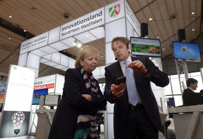 Ministerpräsidentin Hannelore Kraft informiert sich auf der CeBIT 2015