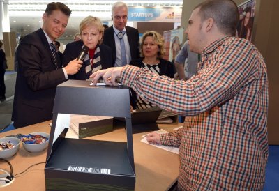 Ministerpräsidentin Hannelore Kraft, Wirtschaftsminister Garrelt Duin und Innovationssministerin Svenja Schulze informieren sich auf der CeBIT 2015