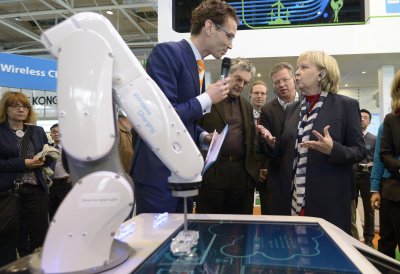 Ministerpräsidentin Hannelore Kraft informiert am Stand der Firma ZTE auf der CeBIT 2015