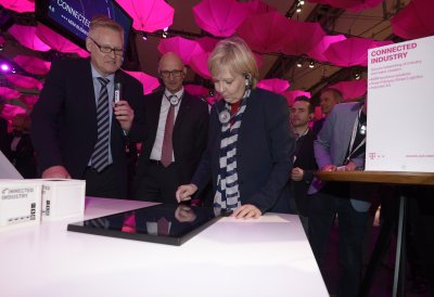 Ministerpräsidentin Hannelore Kraft informiert sich am Stand der Telekom auf der CeBIT 2015