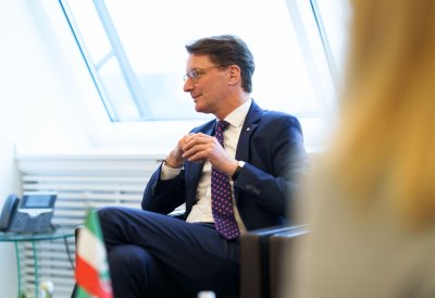 Ministerpräsident Hendrik Wüst empfängt den Botschafter der Republik Indien