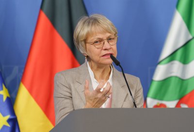 Ministerin Feller beantwortet Fragen am Rednerpult