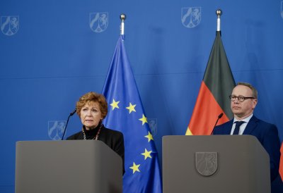 Justizminister Limbach und die Opferbeauftragte Havliza sprechen auf der Pressekonferenz am Rednerpult