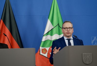 Justizminister Limbach spricht am Rednerpult