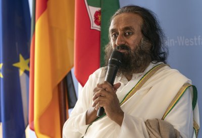 Ministerpräsident Laschet begrüßt den internationalen Friedensbotschafter Sri Sri Ravi Shankar im Landeshaus
